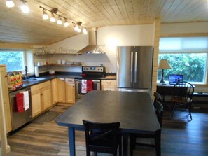 Kylskåp, mikrovågsugn, ugn och spishäll