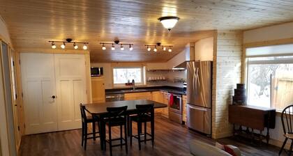 Little House Under the Big Sky, 2 bedrm 2 bth near Glacier Park & Whitefish Mt.