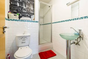 Apartamento urbano, 1 cama de casal, suíte | Banheiro | Banheira de imersão, produtos de toalete grátis, toalhas de banho 