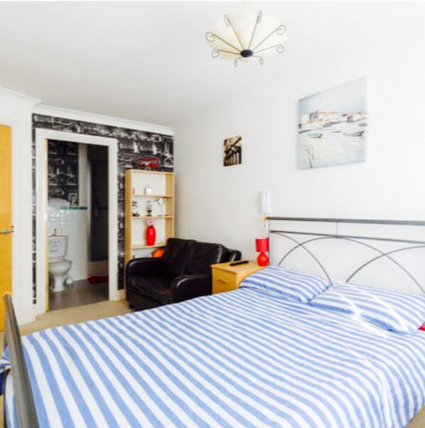 City Apartment, 1 Double Bed, Ensuite | Iron/ironing board, travel cot, free WiFi, bed sheets - Beautiful City Centre Apartment (Birmingham)