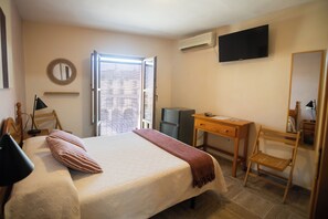 Comfort Double Room | Memory-foam beds, desk, free WiFi - Alojamientos Plaza Mayor (Trujillo)