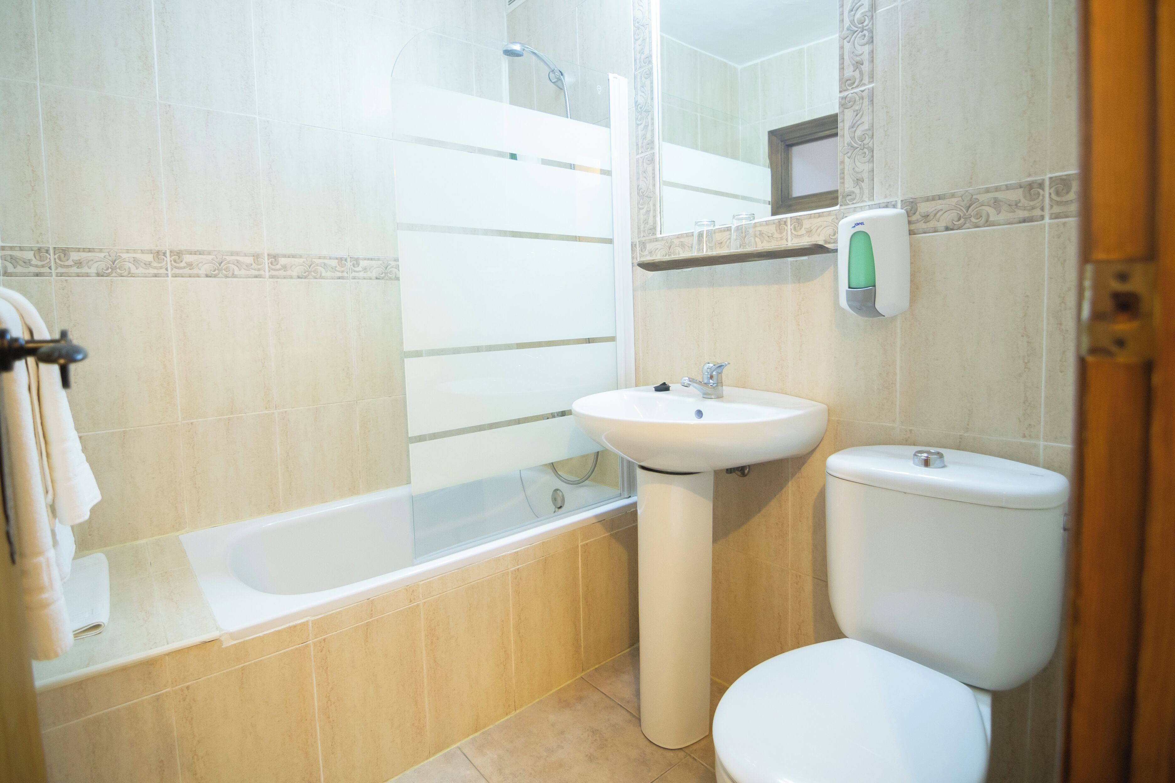 Habitación Confort doble | Baño | Bañera, bañera profunda y artículos de higiene personal gratuitos