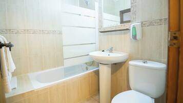 Habitación Confort doble | Baño | Bañera, bañera profunda y artículos de higiene personal gratuitos