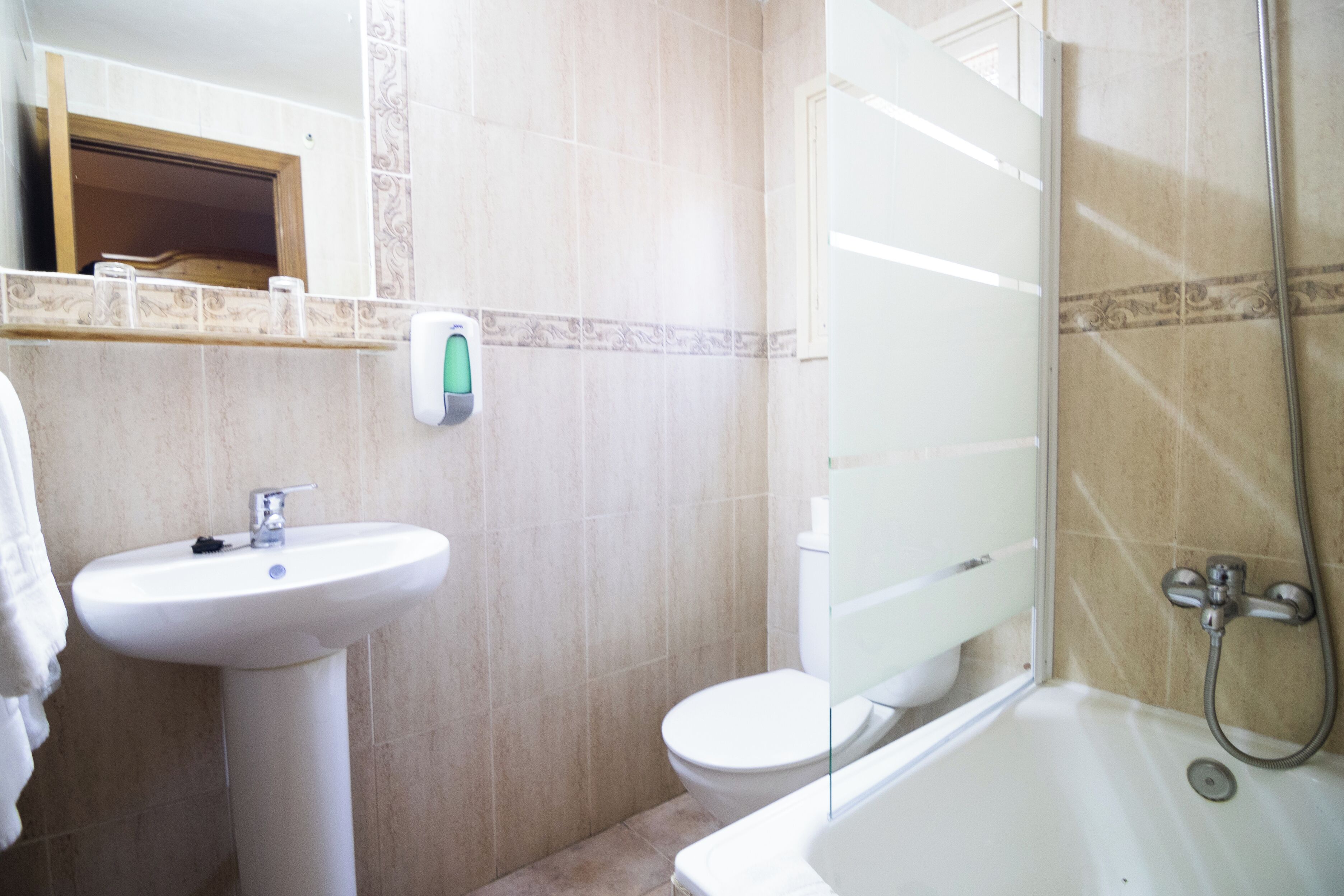 Habitación Confort con 2 camas individuales | Baño | Bañera, bañera profunda y artículos de higiene personal gratuitos