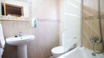 Habitación Confort con 2 camas individuales | Baño | Bañera, bañera profunda y artículos de higiene personal gratuitos