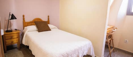 Comfort Room | Memory foam beds, desk, WiFi (free)
