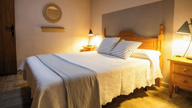Comfort Double Room | Memory foam beds, desk, WiFi (free) - Alojamientos Plaza Mayor (Trujillo)