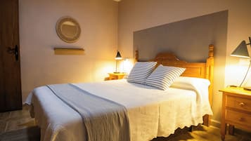 Kahden hengen comfort-huone | Memory foam -patjalliset sängyt, työpöytä, ilmainen Wi-Fi