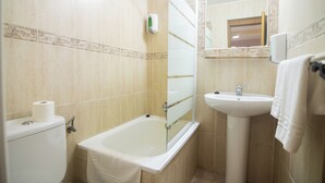 Comfort Double Room | Bathroom | Bathtub, deep soaking tub, free toiletries, towels - Alojamientos Plaza Mayor (Trujillo)