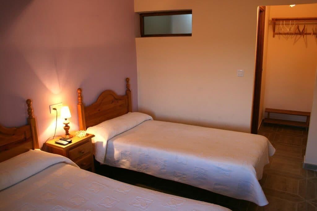 Betten mit Memory-Foam-Matratzen, Schreibtisch, kostenloses WLAN