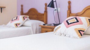 Comfort Twin Room | Memory foam beds, desk, WiFi (free) - Alojamientos Plaza Mayor (Trujillo)