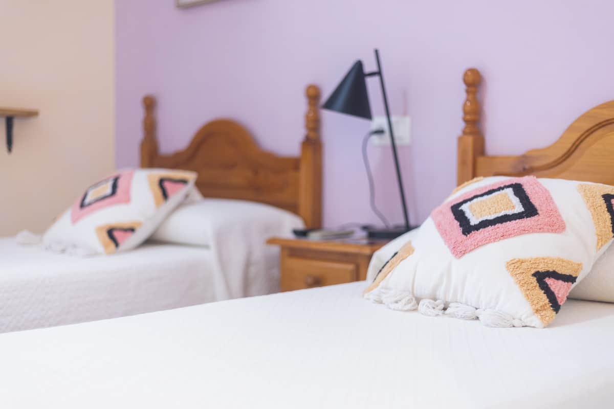 Phòng 2 giường đơn tiện nghi đơn giản | Nệm cao su hoạt tính (memory foam), bàn 