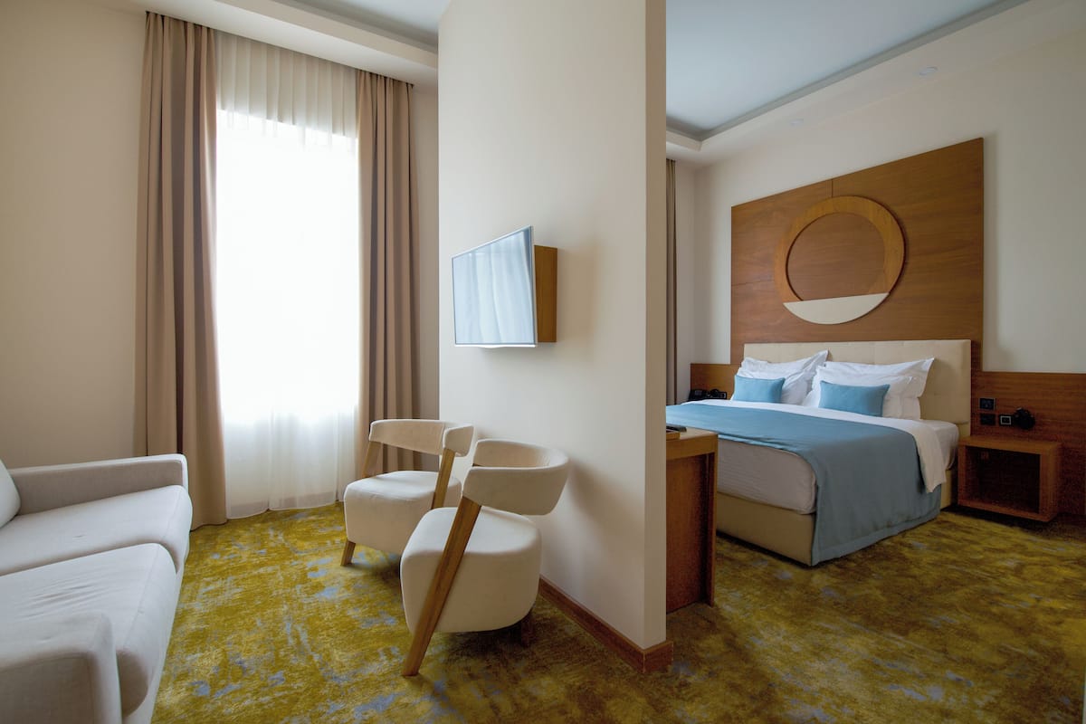 Suite | Minibar, caja fuerte, escritorio y sistema de insonorización