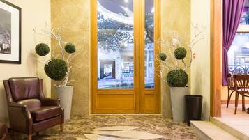 Coin salon dans le hall