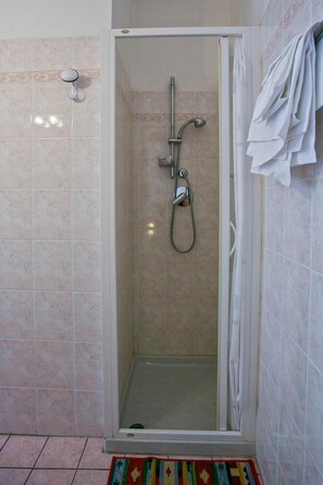 Ducha, artículos de tocador gratuitos, secador de pelo, bidet
