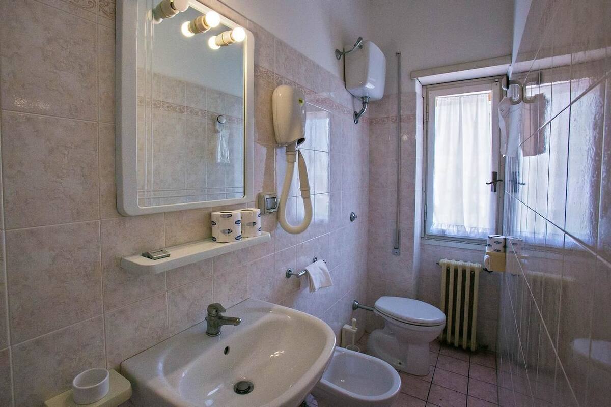 Ducha, artículos de higiene personal gratuitos, secador de pelo y bidé