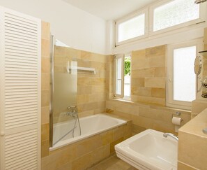 Shower, hair dryer, towels