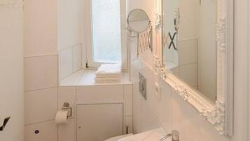 Apartment (Seerose) | Bathroom | Shower, hair dryer, towels