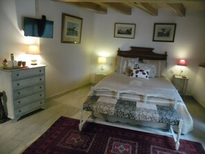 A bedroom with a bed, a dresser, and a nightstand. - Bergerie de Lagarrigue (Baladou)