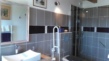 Chambre Double Deluxe (Ellerslie) | Salle de bain | Articles de toilette gratuits, sĂšche-cheveux, peignoirs
