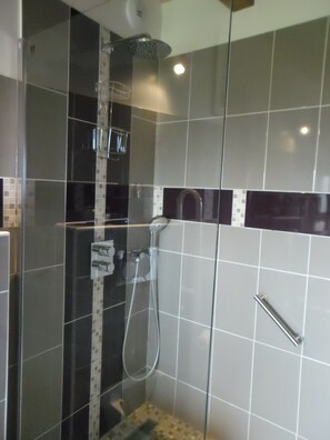 Deluxe Double Room (Ellerslie) | Bathroom | Free toiletries, hair dryer, bathrobes, towels - Bergerie de Lagarrigue (Baladou)