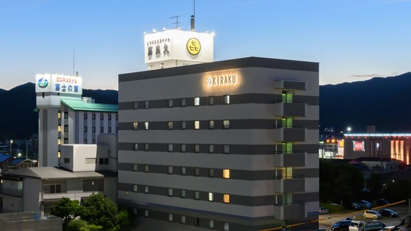 A multi-story building with a prominent sign for 'KIRAKU' on the top. - Yuda Onsen Hotel Kiraku (Yamaguchi)