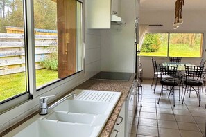 Villa Collection Confort Forêt 4 pièces 8 personnes | Cocina privada | Refrigerador, microondas, horno y parrilla de estufa 