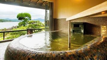 Tomannsrom – superior, ikke-røyk, badekar | Bad | Hårføner, tøfler, toaletter med elektrisk bidé og håndklær