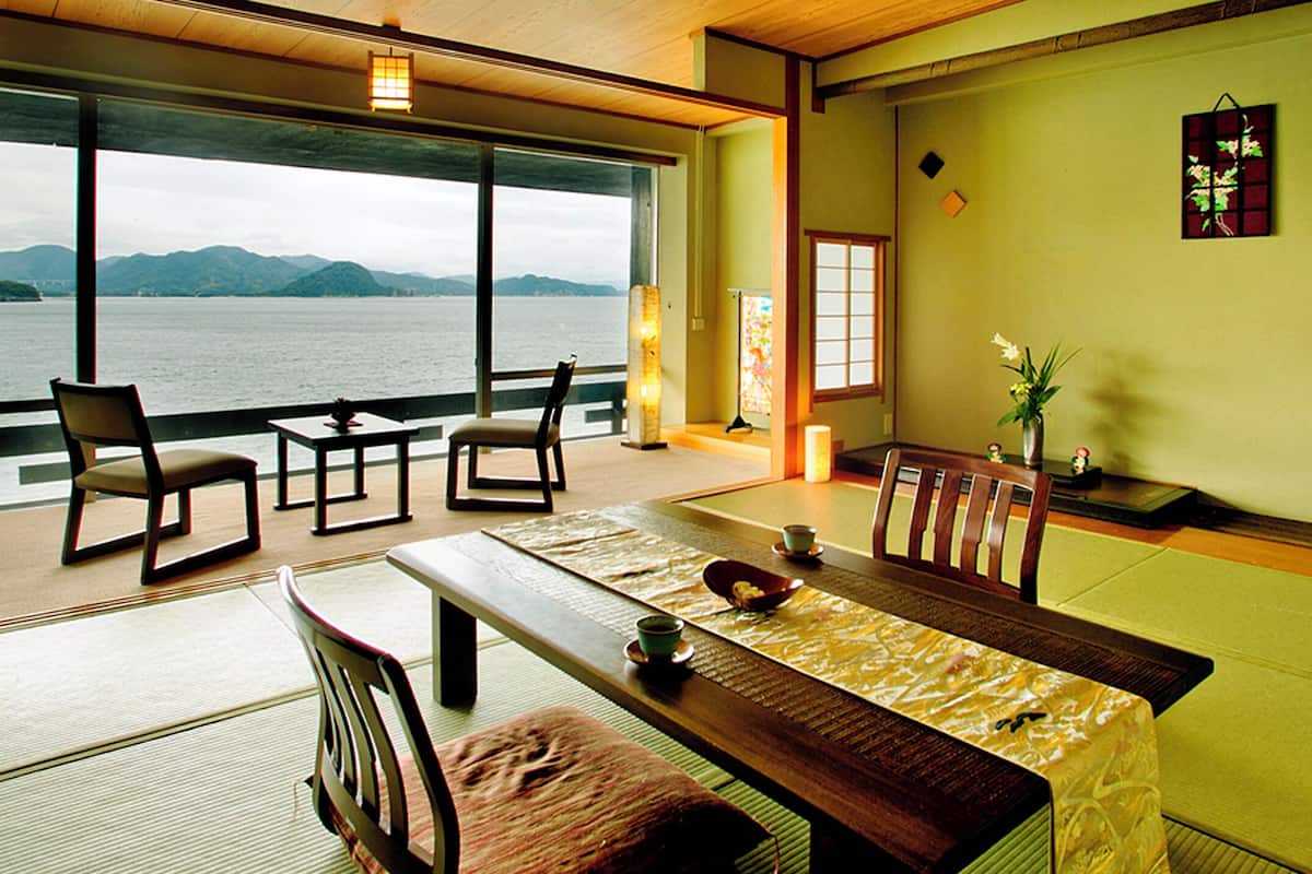 Family Room, Shared Bathroom, Ocean View | Peti besi dalam bilik, Wi-fi percuma, cadar katil