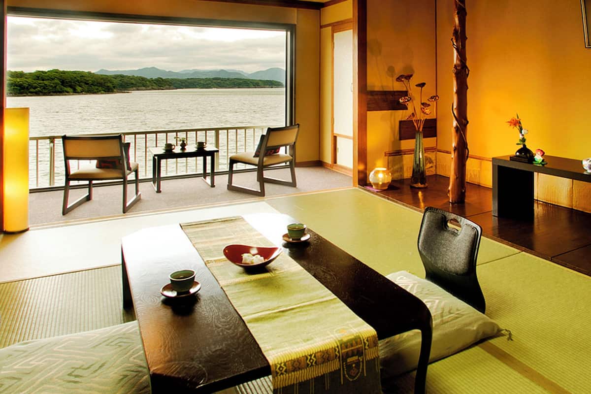 Standard Room, Shared Bathroom, Ocean View | Peti besi dalam bilik, Wi-fi percuma, cadar katil