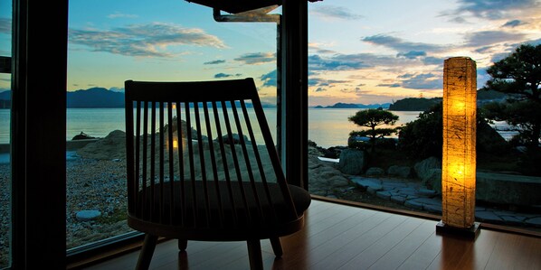 Habitación familiar, baño compartido, mirando al mar | Vistas del balcón
