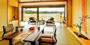 Basic-Vierbettzimmer, Gemeinschaftsbad | Zimmersafe, kostenloses WLAN, Bettwäsche