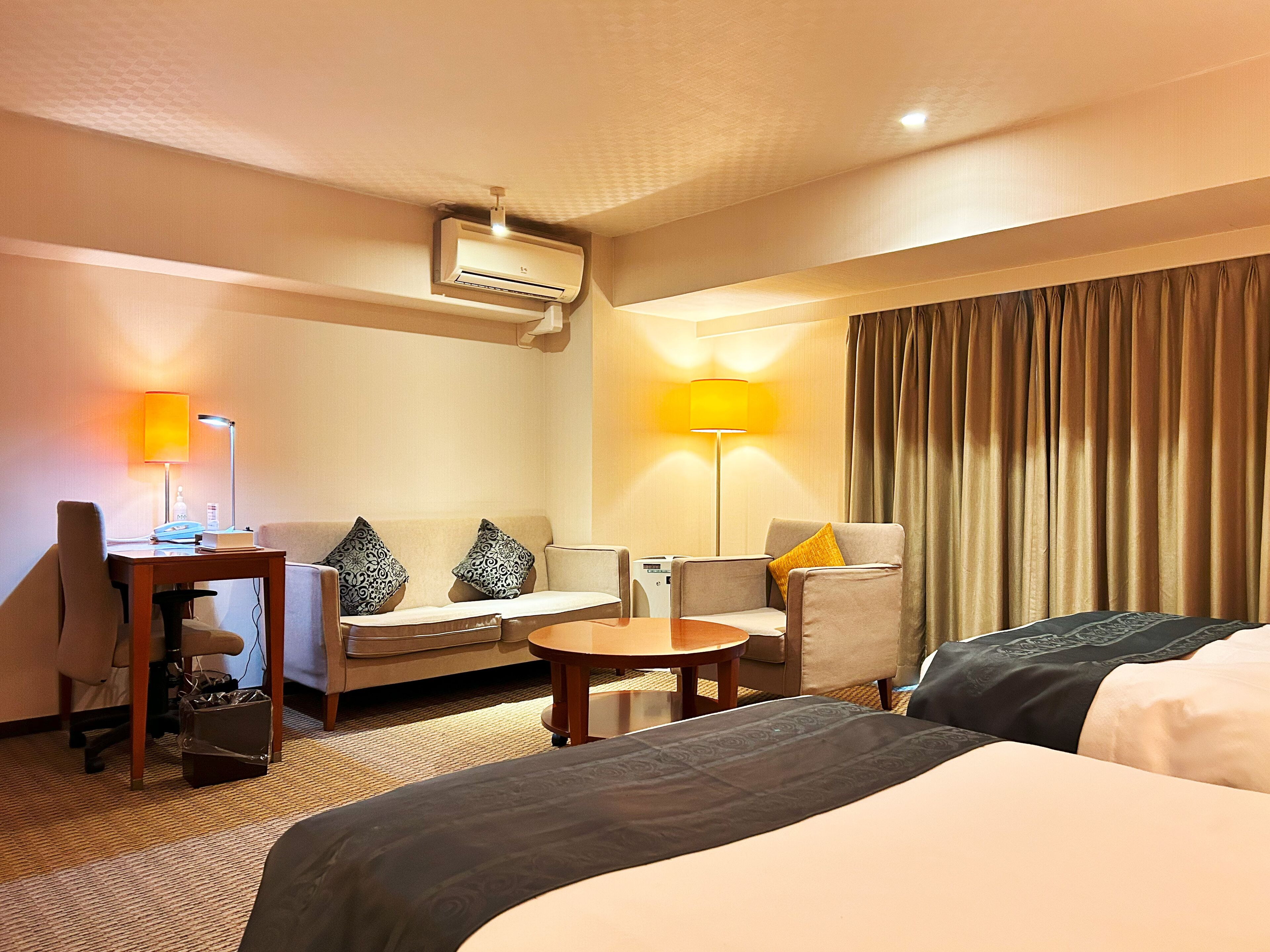 Escritorio, wifi gratis y ropa de cama 