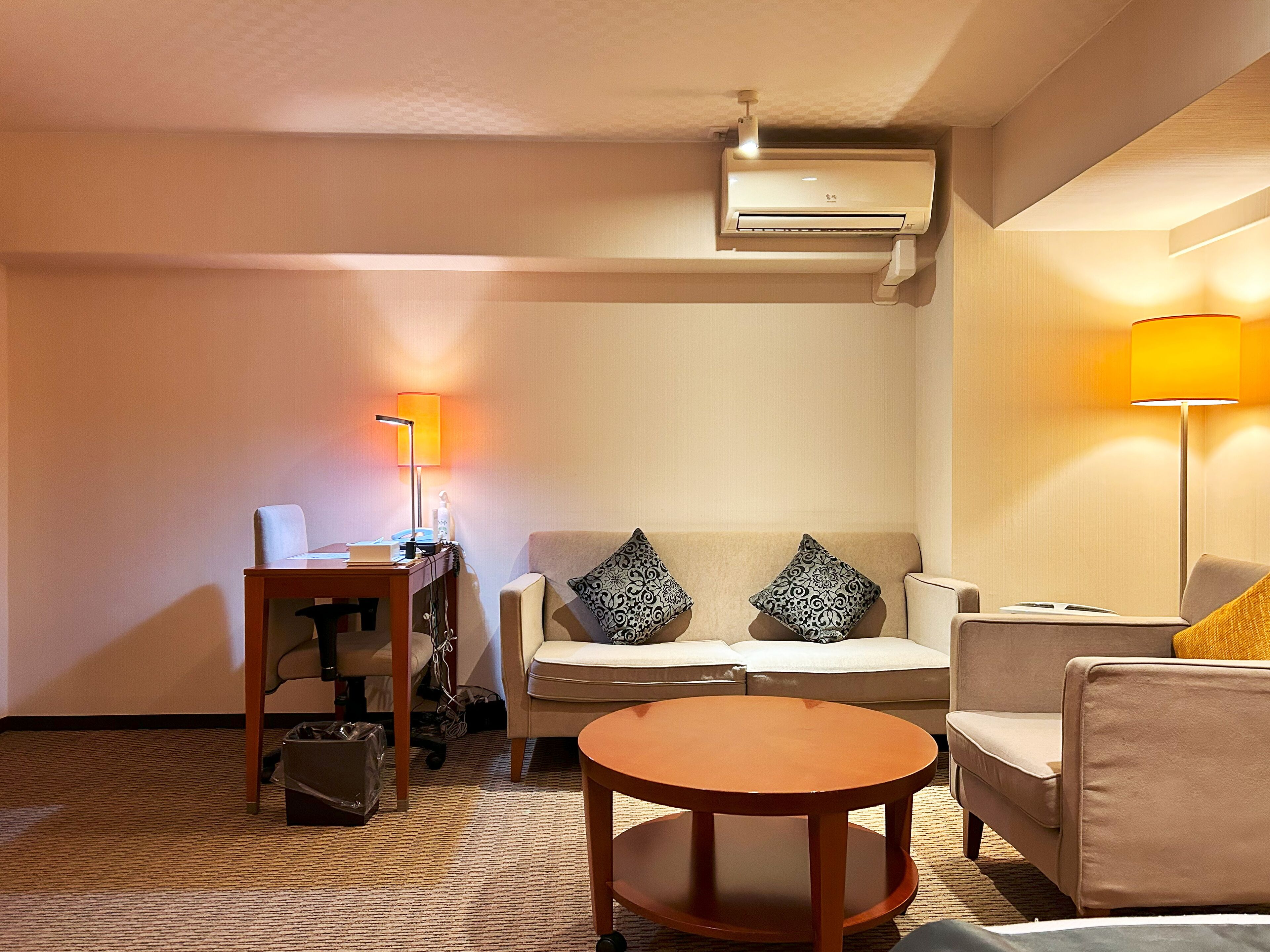 desk, free wifi, bed sheets