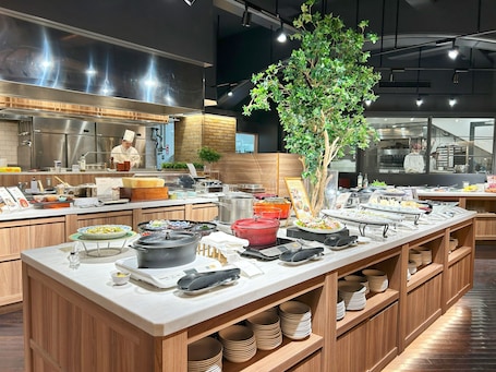 4 restaurants, breakfast, lunch, dinner served; Chinese cuisine