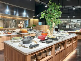 4 间餐厅，供应早餐、午餐和晚餐，中国菜