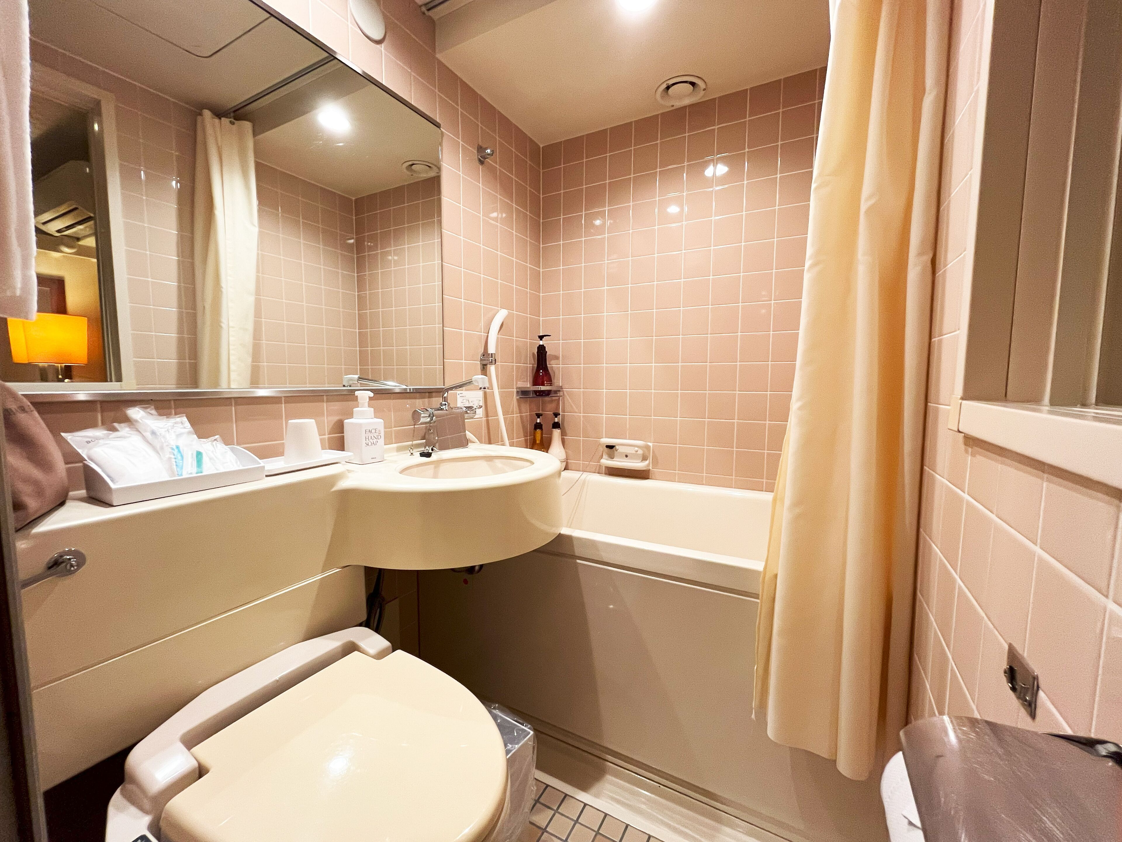 A bathroom with a sink, toilet, and bathtub.