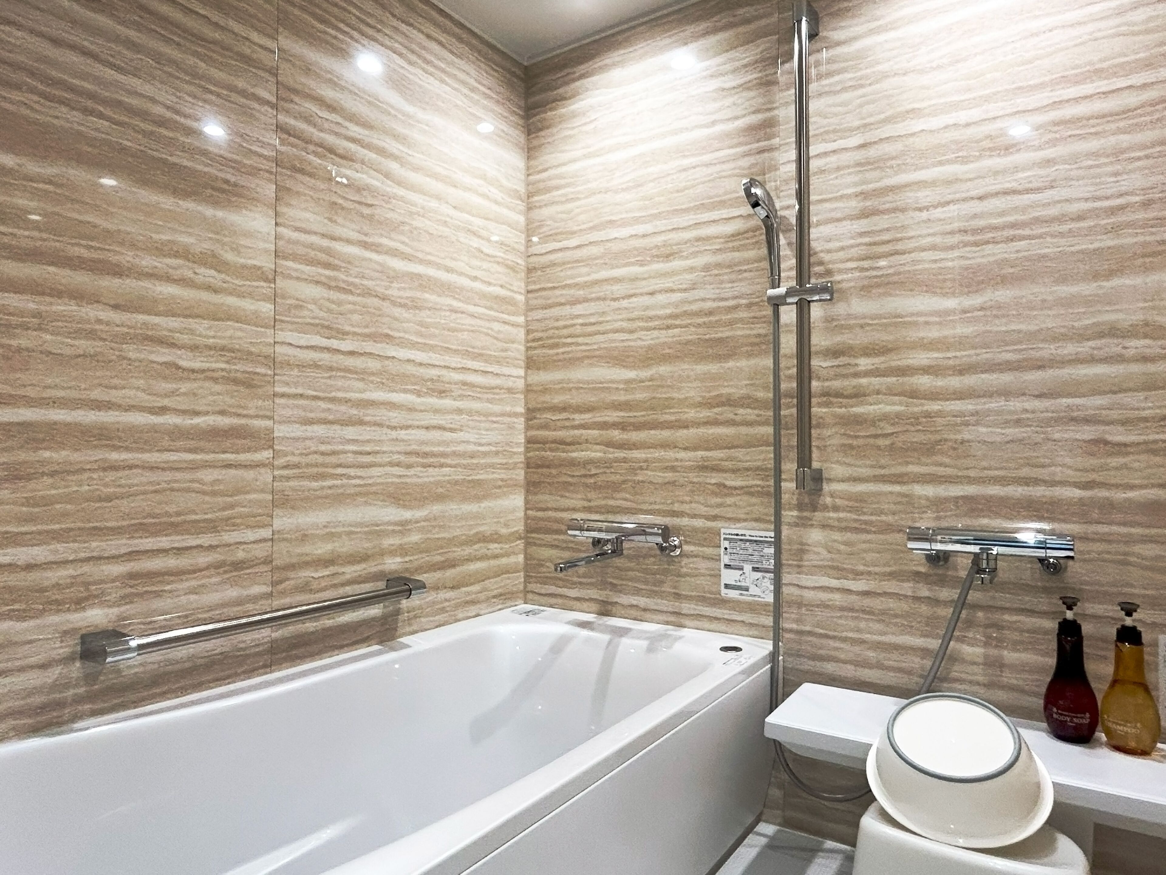 Ein modernes Badezimmer mit Badewanne, Toilette und Dusche.