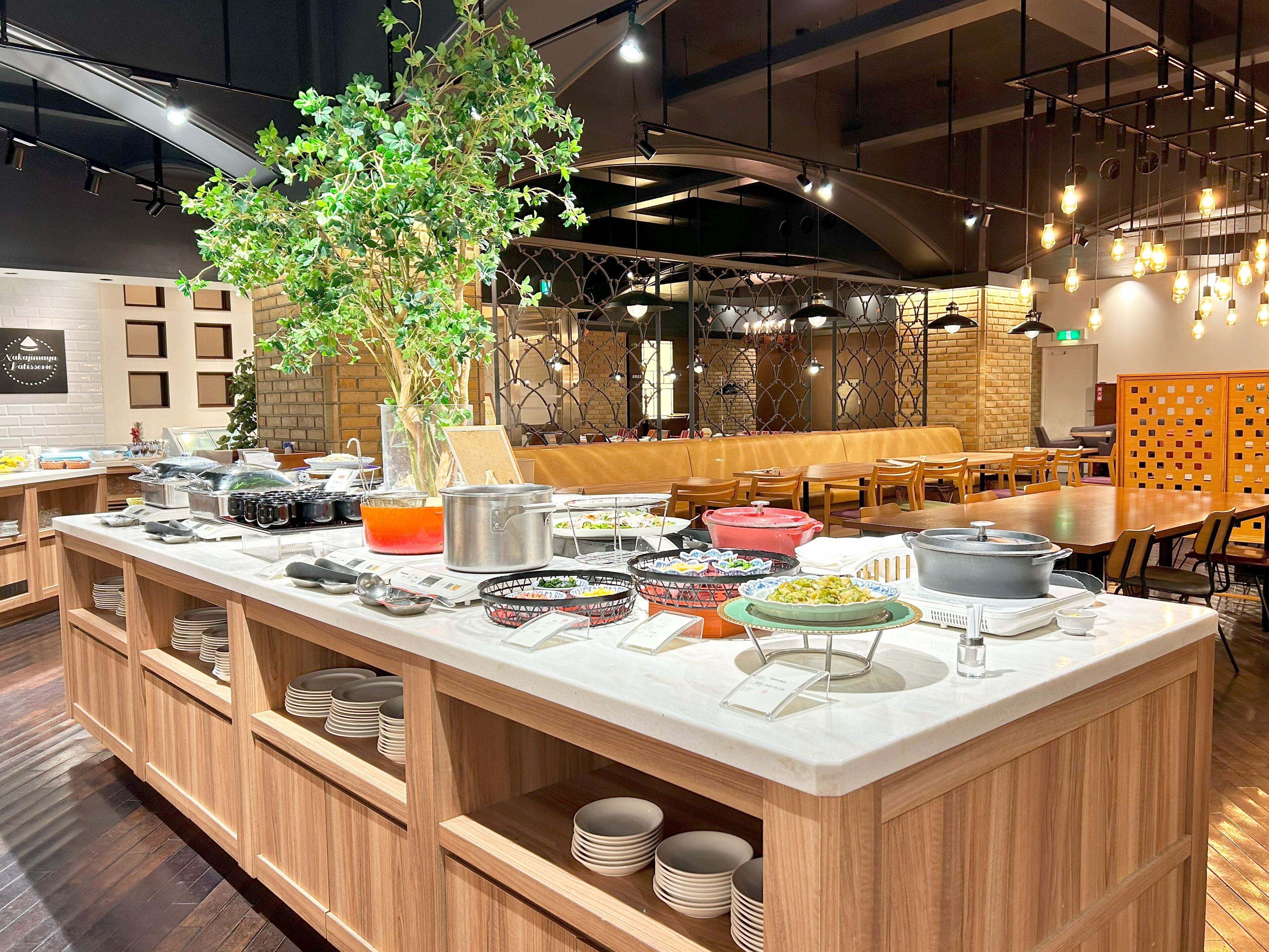 4 restaurants, breakfast, lunch, dinner served; chinese cuisine