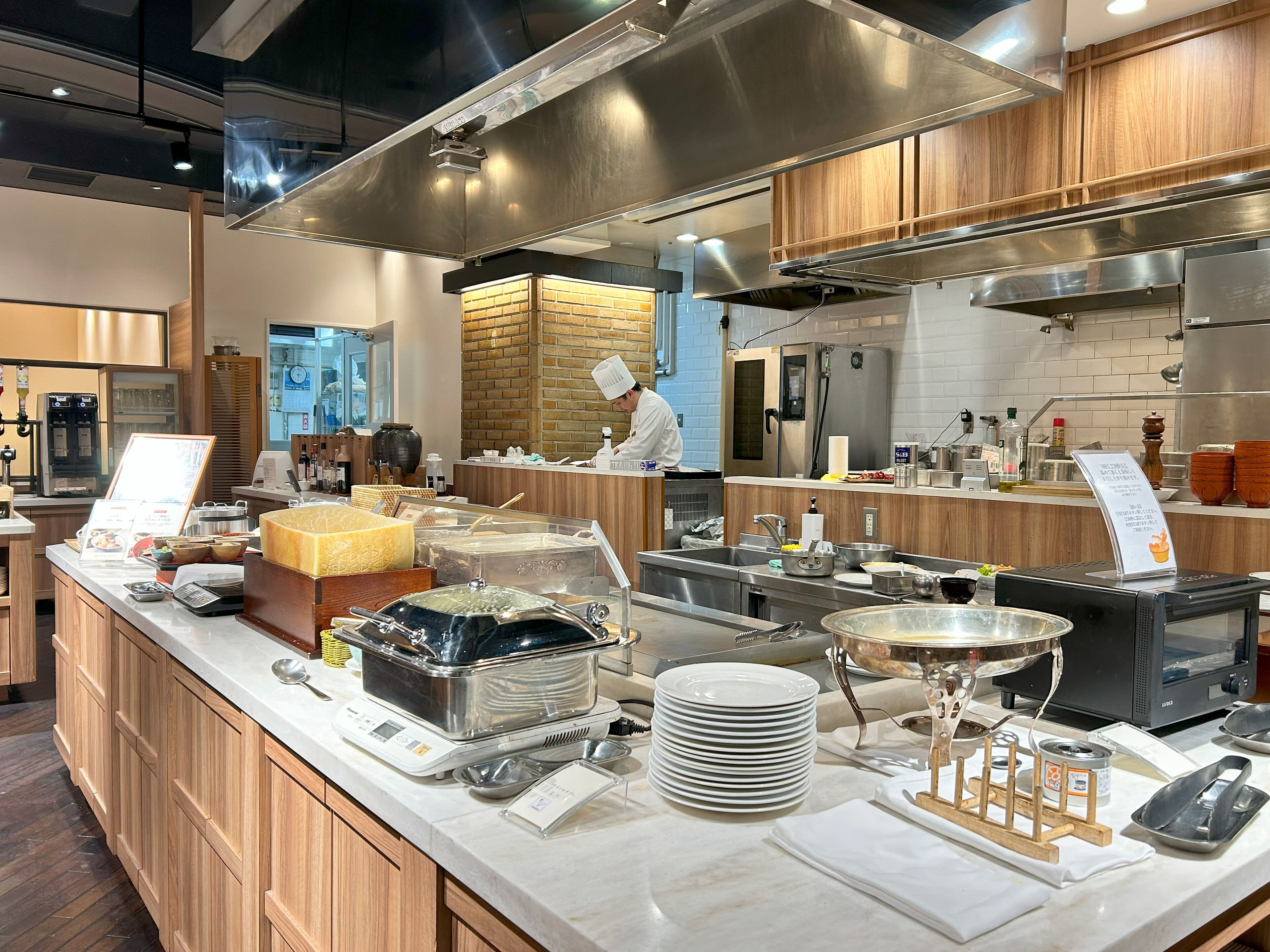 4 restaurants, breakfast, lunch, dinner served; chinese cuisine