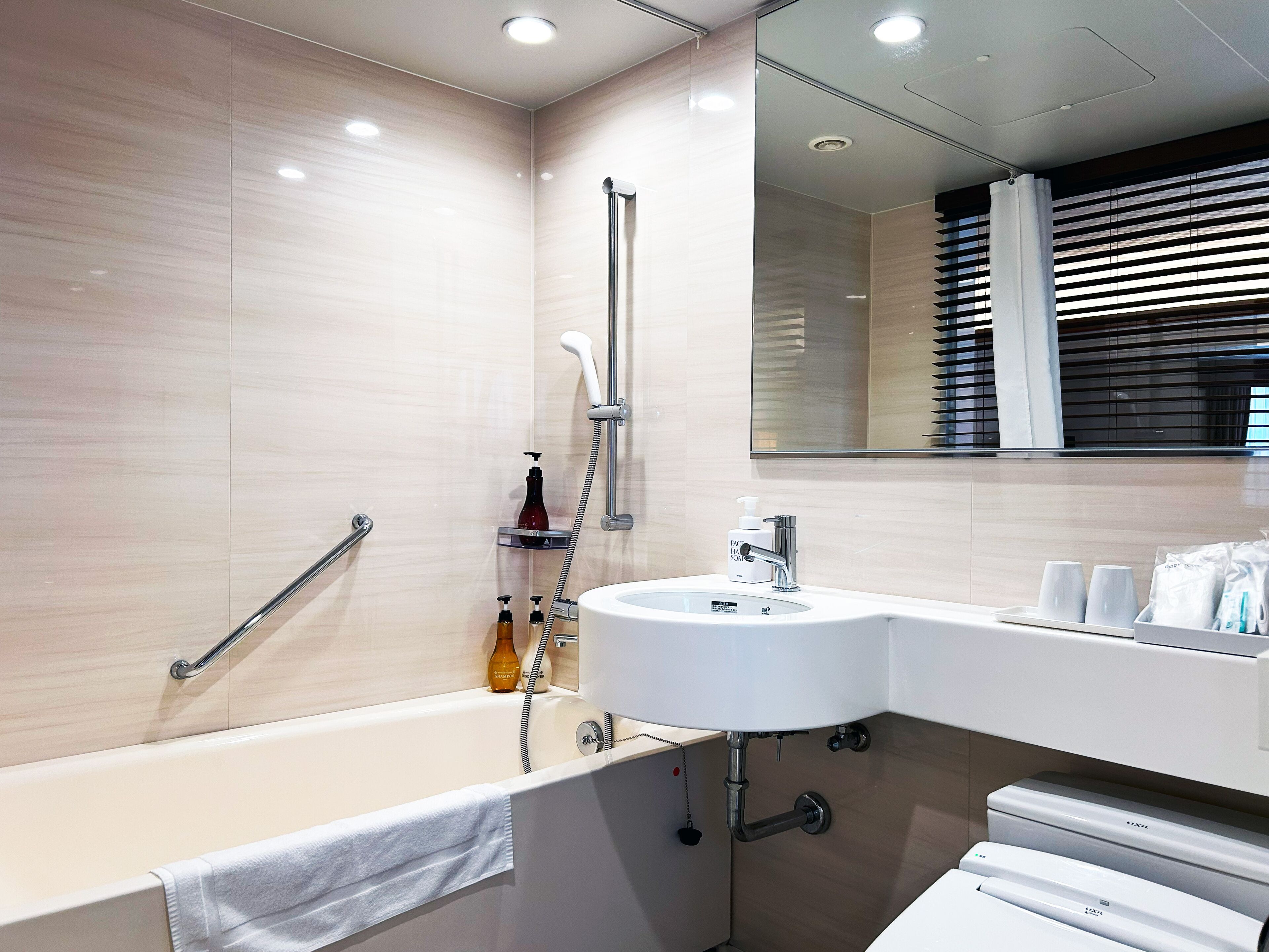 Un baño moderno con bañera, lavamanos y ducha.