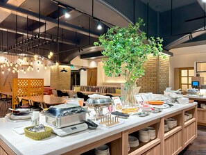 Daily buffet breakfast (JPY 1300 per person)