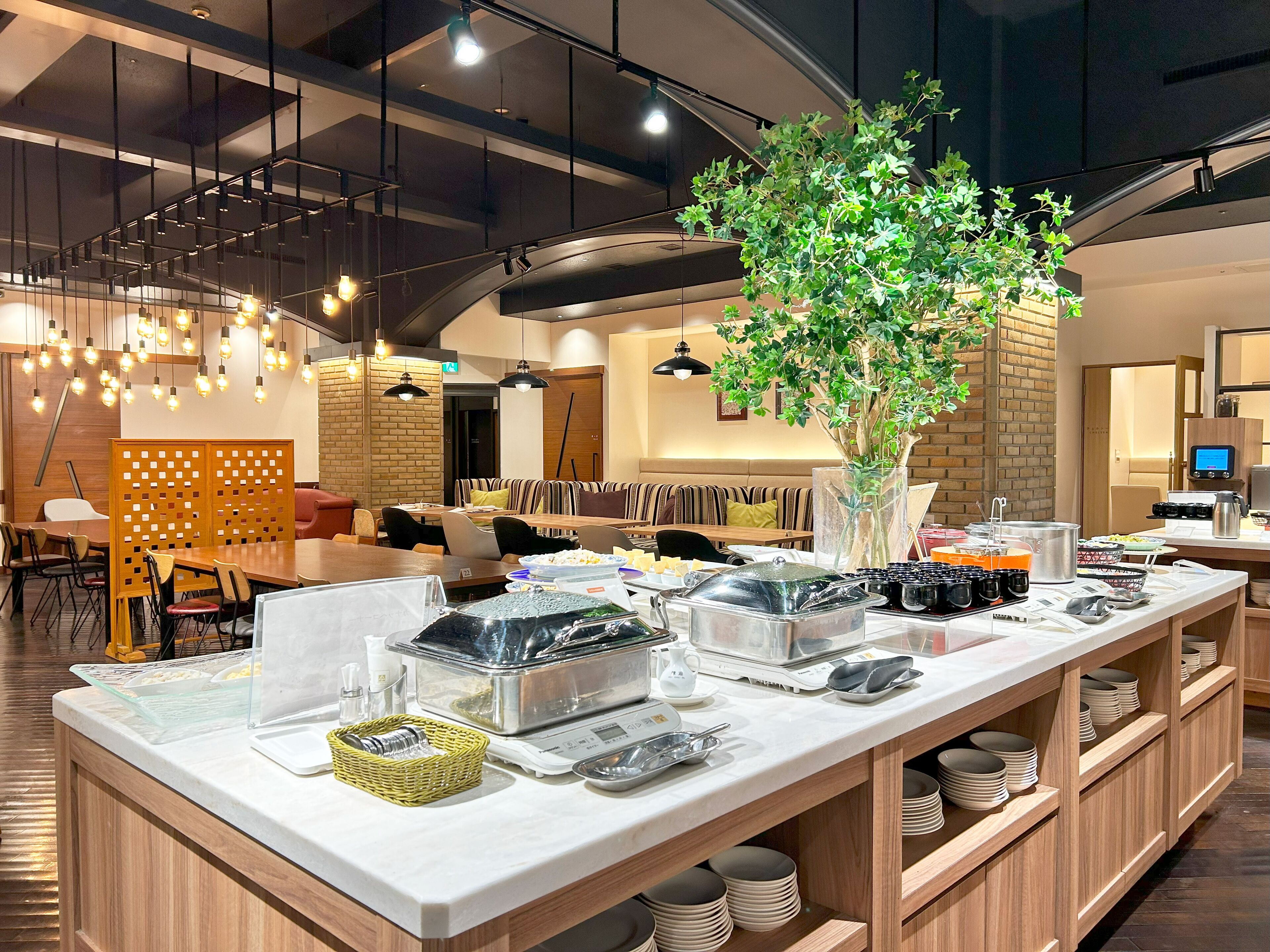 4 restaurants, breakfast, lunch, dinner served; Chinese cuisine 