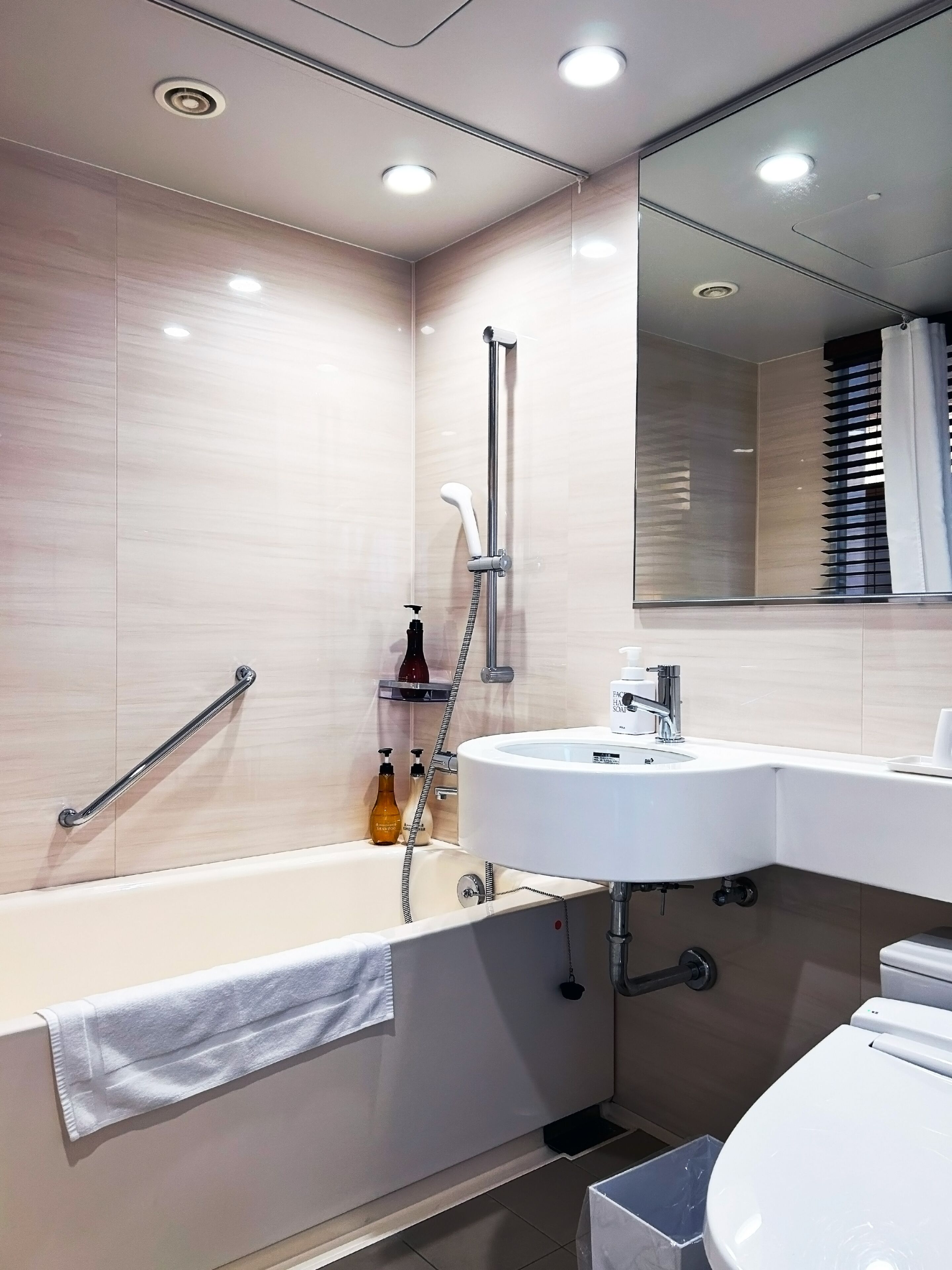 Ein modernes Badezimmer mit einer Badewanne, einem Waschbecken und einer Toilette.