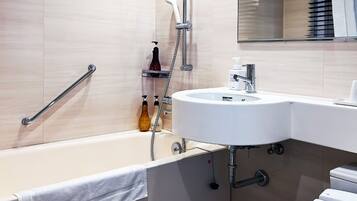 Ein modernes Badezimmer mit einer Badewanne, einem Waschbecken und einer Toilette.