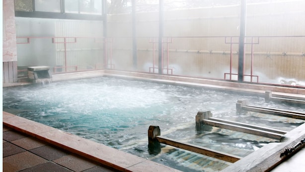 A hot spring bath with a view of the outdoors through large windows. - Gyokusenkaku (Nagato)