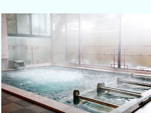 A hot spring bath with a view of the outdoors through large windows. - Gyokusenkaku (Nagato)