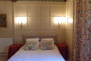 Double Room (Rouge) | Individually decorated, individually furnished, desk, blackout drapes - Jouandassou (Fontrailles)