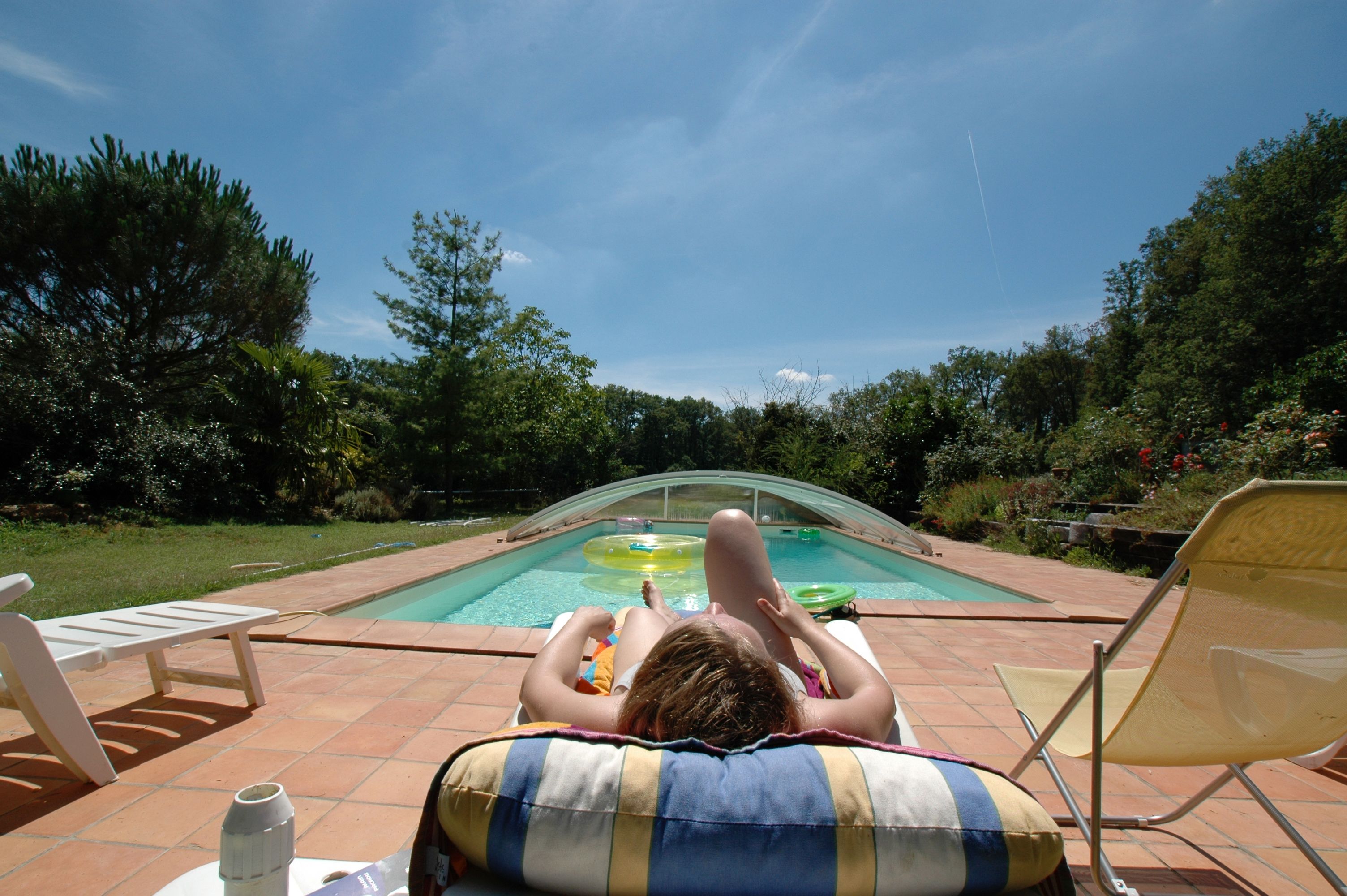 室内游泳池，季节性开放的室外游泳池
