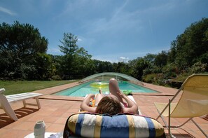 Piscine couverte, piscine extérieure (ouverte en saison)